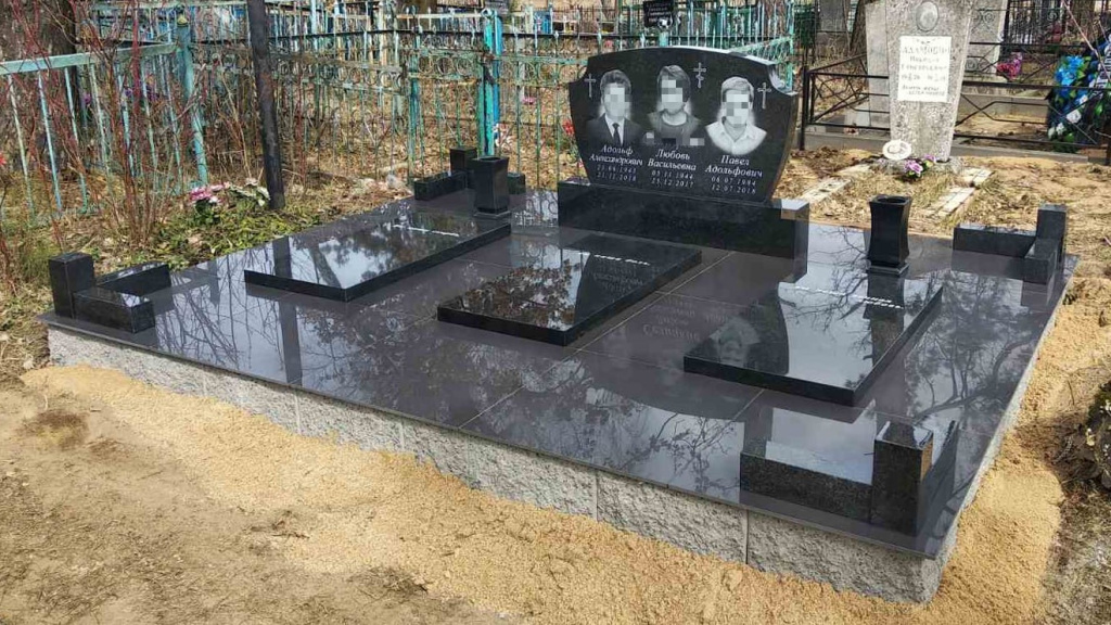 памятник для троих