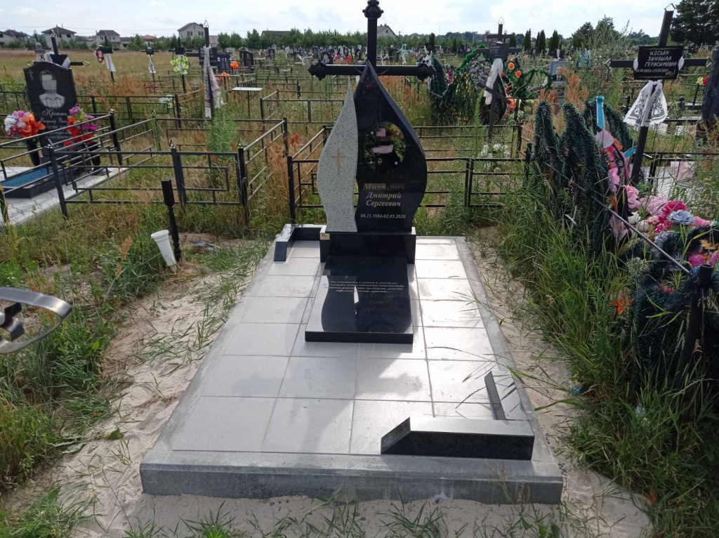 гранитный памятник одинарный двухцветный