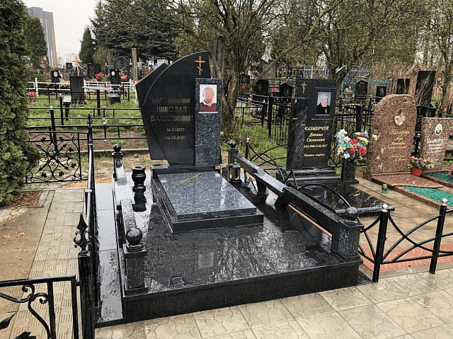 памятник из гранита одиночный двухцветный