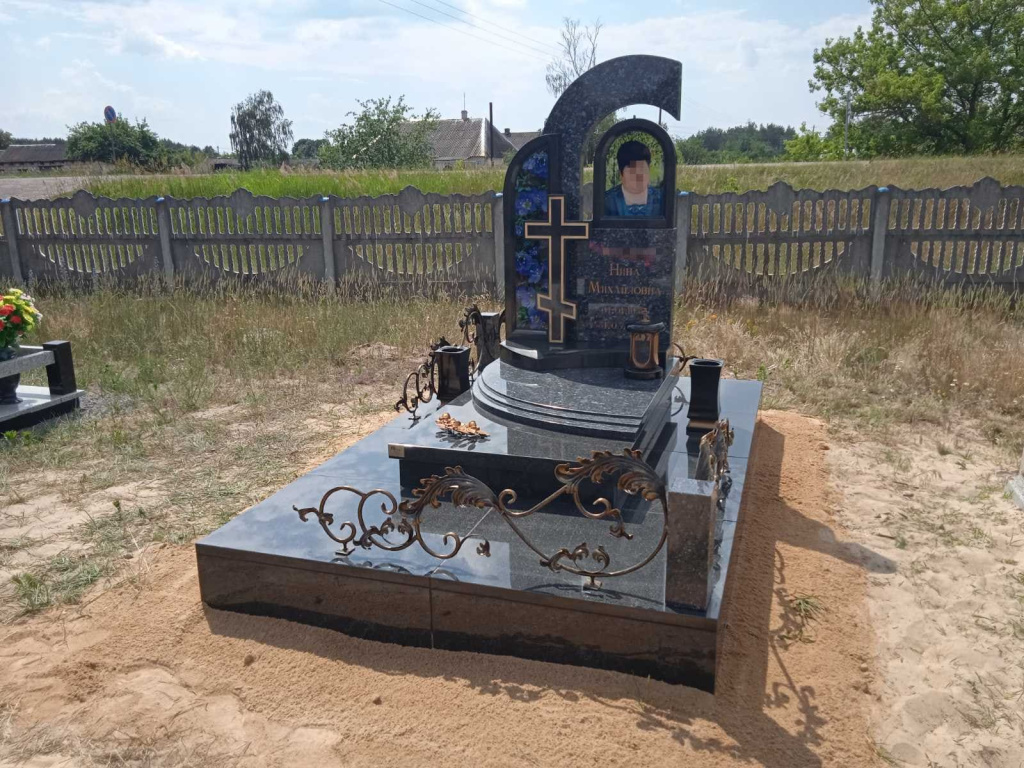 памятник с аркой из гранита