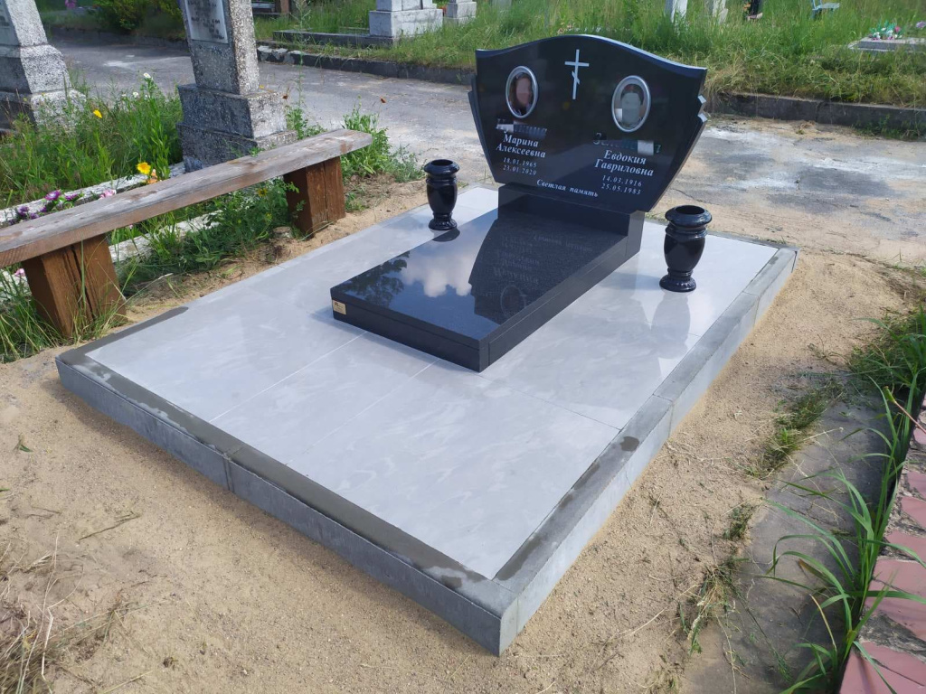 двойной памятник из гранита