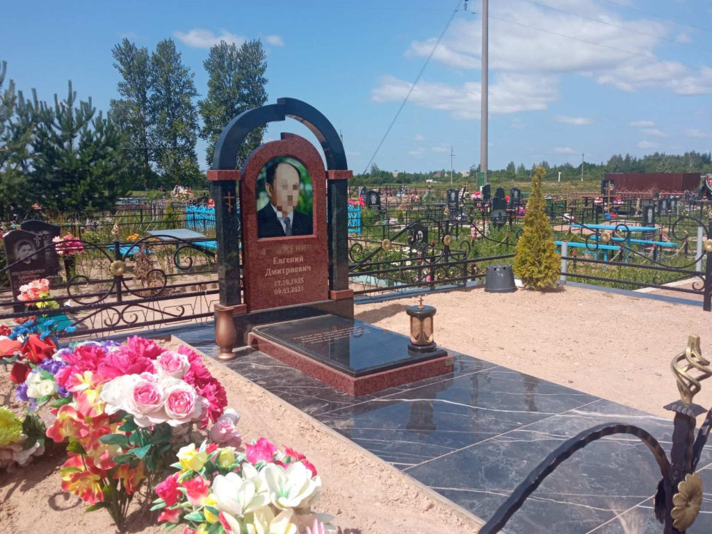 памятник с аркой корочневый