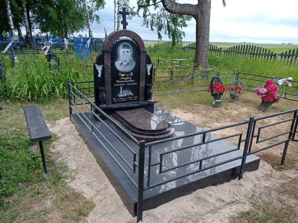 гранитный памятник с аркой