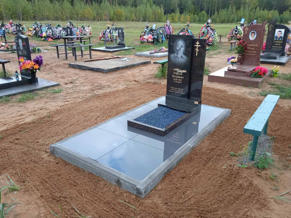 памятник из гранита одиночный