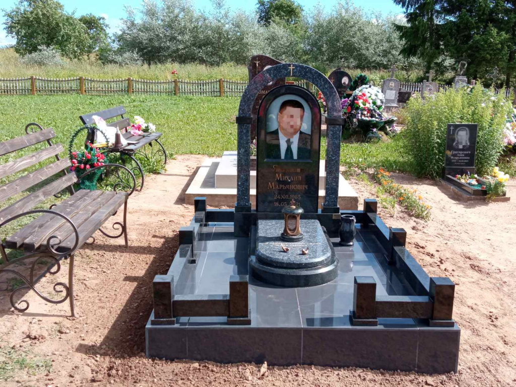 памятник в виде арки с оградой