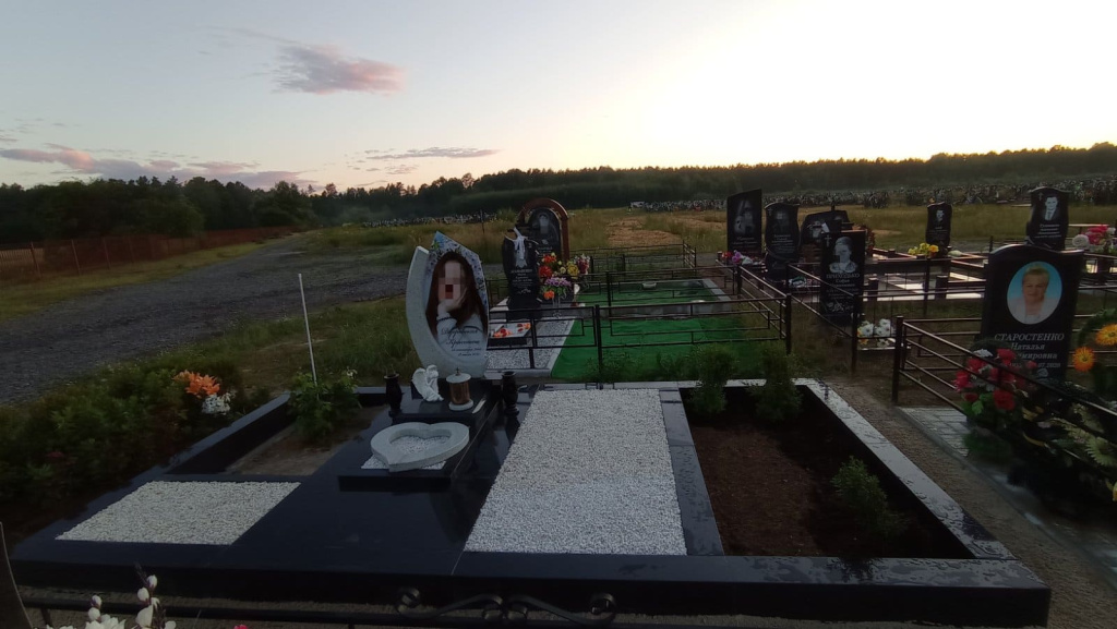 одиночный памятник с сердцем