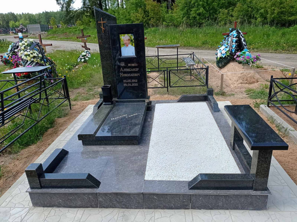 памятник одинарный черный