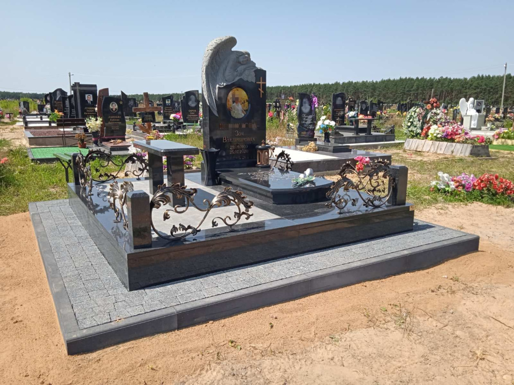 памятник с ангелом