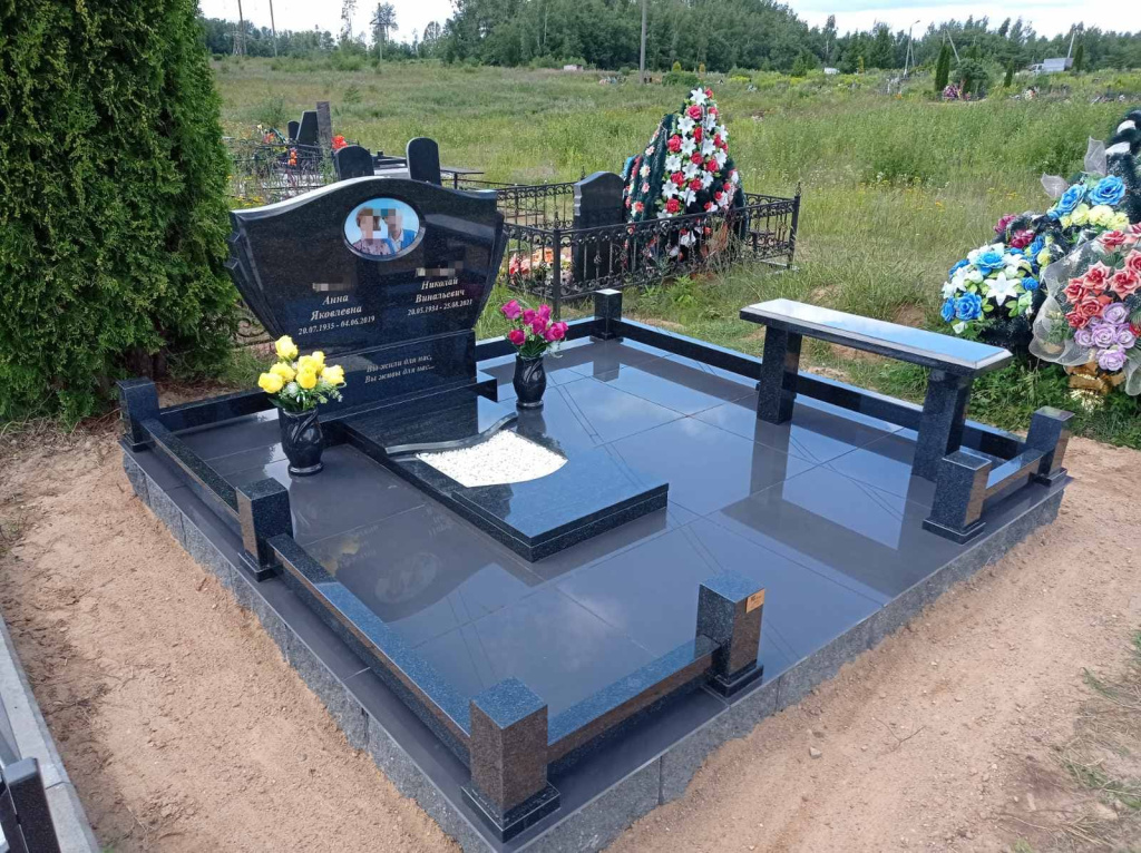 низкий памятник из гранита
