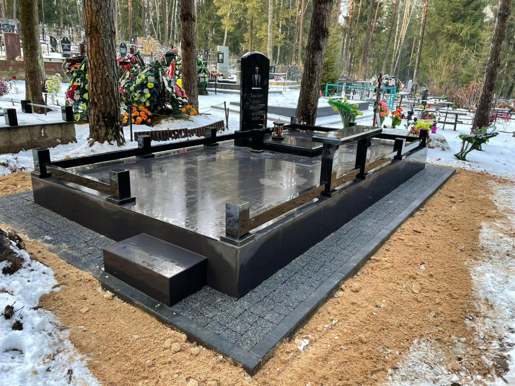 памятник с оградой из гранита