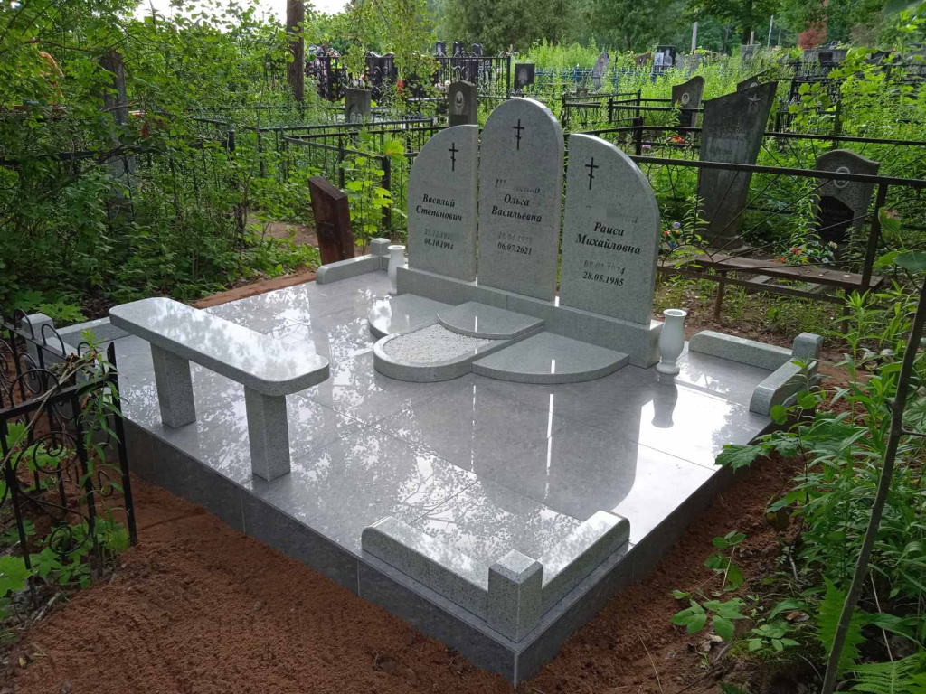 памятник для троих из гранита белый