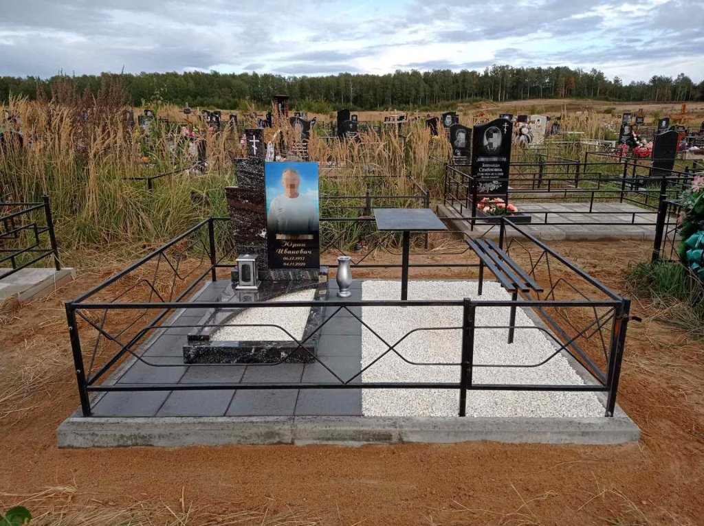 гранитный памятник стекло