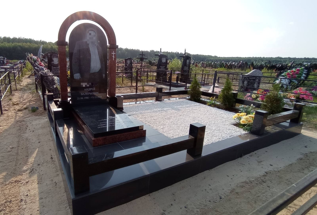 памятник с аркой