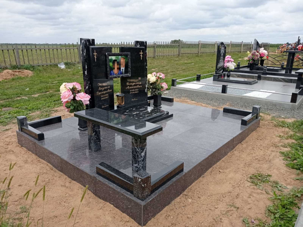 памятник двойной