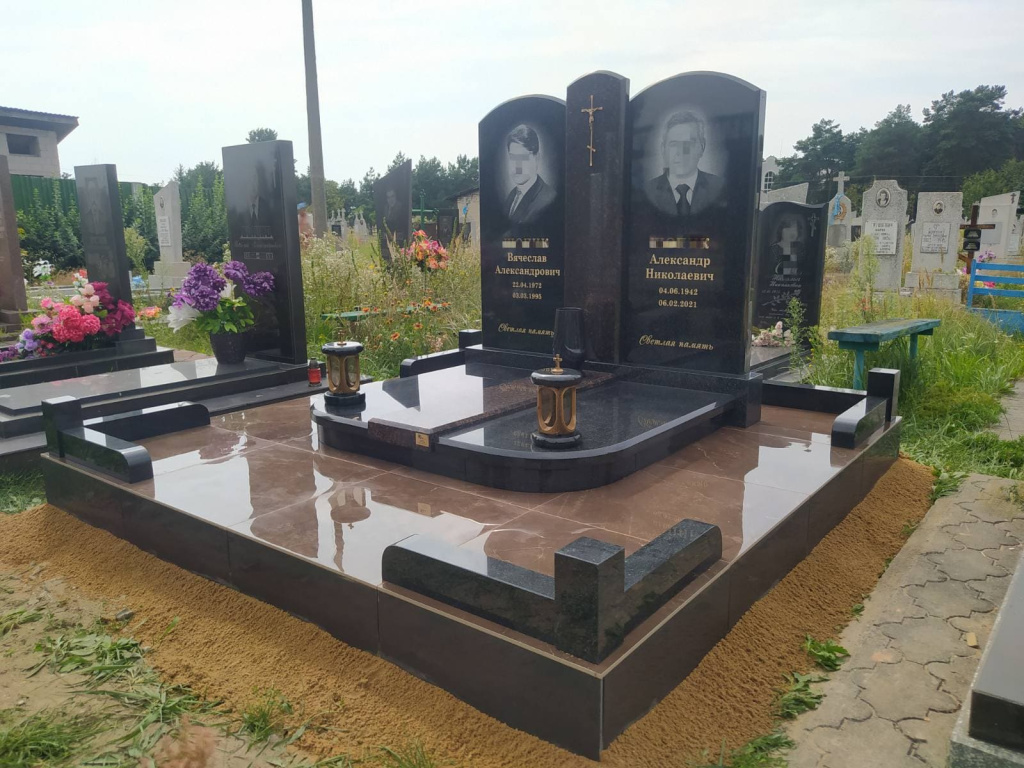 двойной памятник