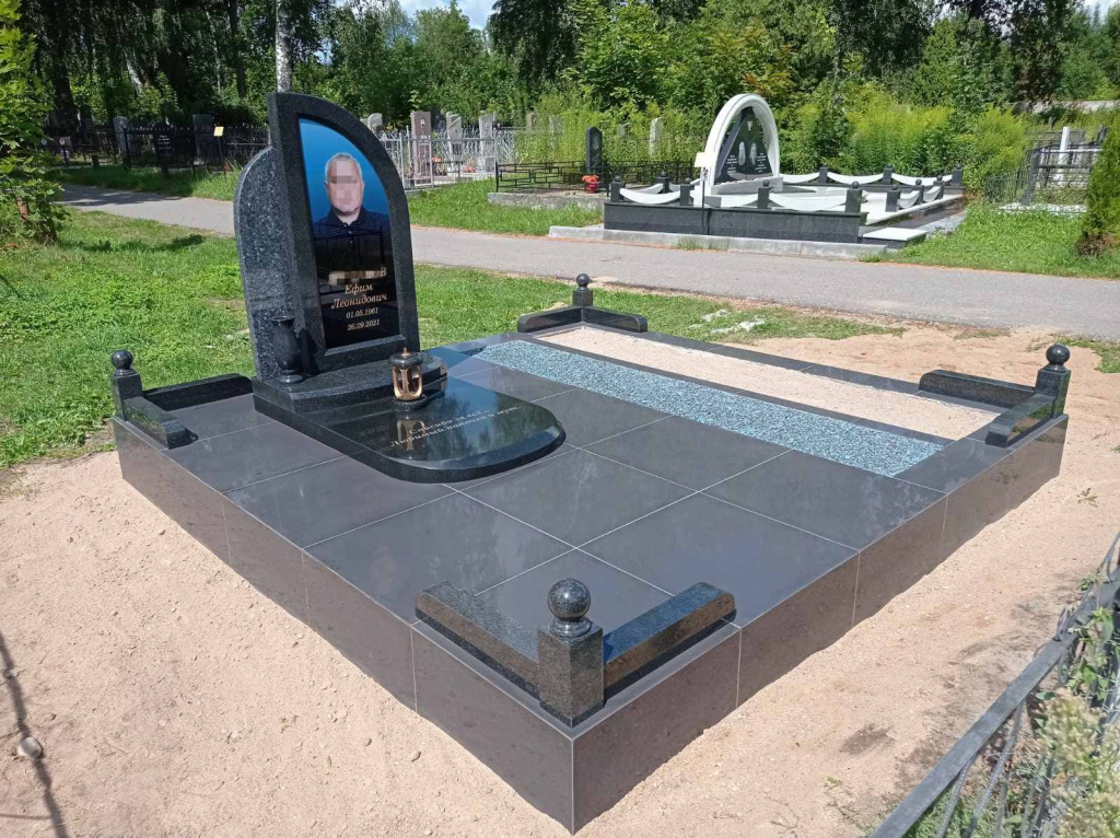 одиночный памятник гранитный